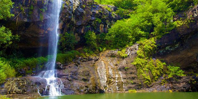 Canyoning cascade tamarind falls nature hiking trip mauritius (16)